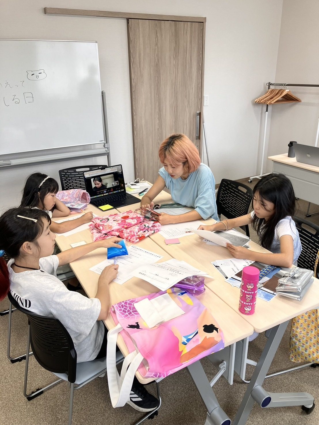展示された作品を見て回り、付箋を書いている子どもたち